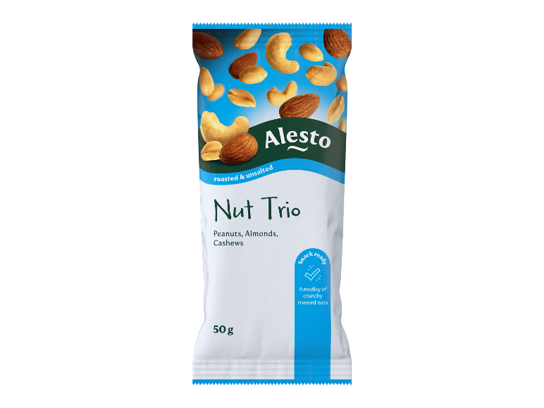 50 g pakkaus paahdettuja ja suolaamattomia kolmea pähkinää: maapähkinöitä, manteleita ja cashewpähkinöitä.