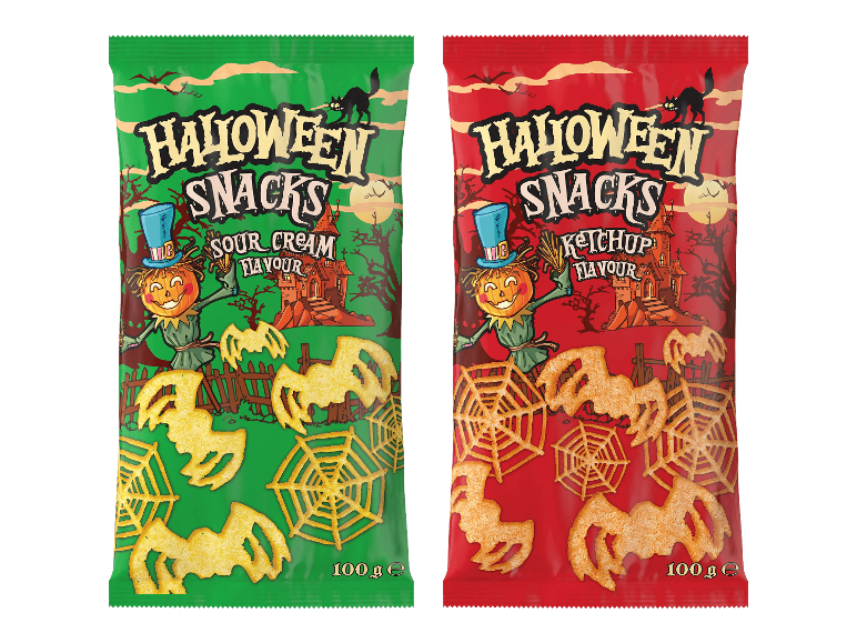 Kaksi pussia Halloween Snacks -sipsejä hapankerman ja ketsupin makuisina, pelottavalla kuviolla.