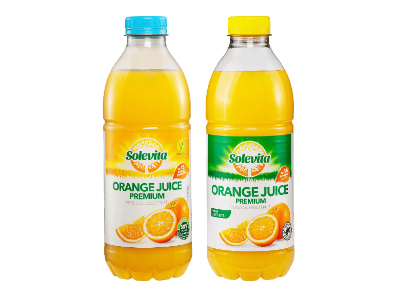 Kaksi pulloa Solevita premium -appelsiinimehua, toinen sileä ja toinen hedelmälihalla.