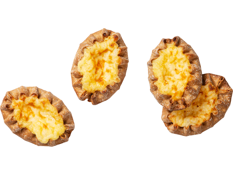 Karjalanpiirakoita mustalla taustalla.