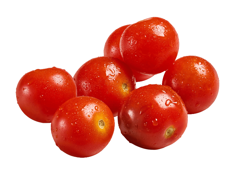 Tuoreita punaisia kirsikkatomaatteja vesipisaroiden kera mustalla taustalla.