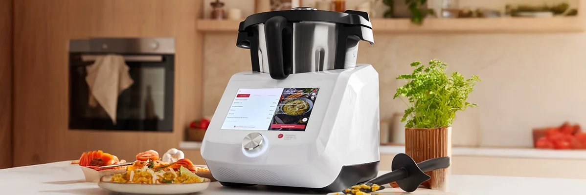 Lidl Monsieur Cuisine Smart -keittiökone keittiön työtasolla, valmiita ruokia edessä.