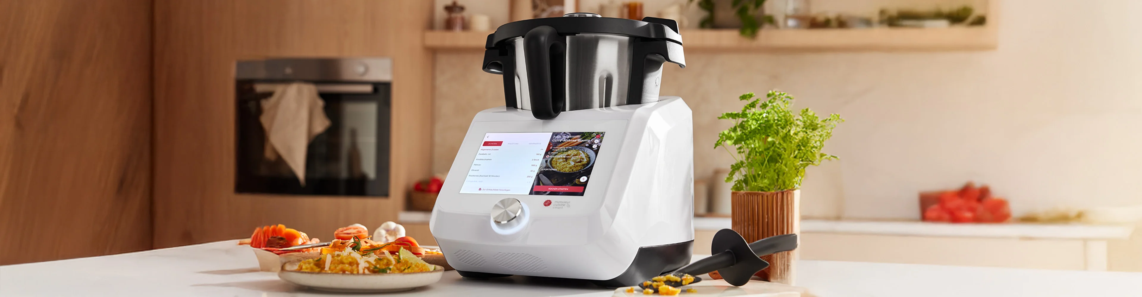 Lidl Monsieur Cuisine Smart -keittiökone keittiön työtasolla, valmiita ruokia edessä.