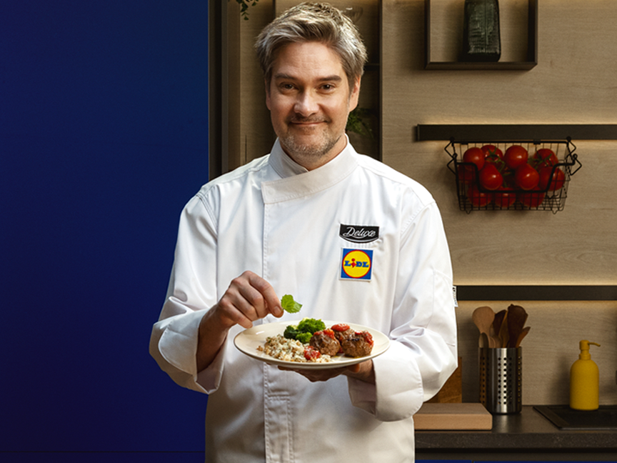 Kokki esittelee Lidl Deluxe -aterian, jossa on lihapullia ja kasviksia.