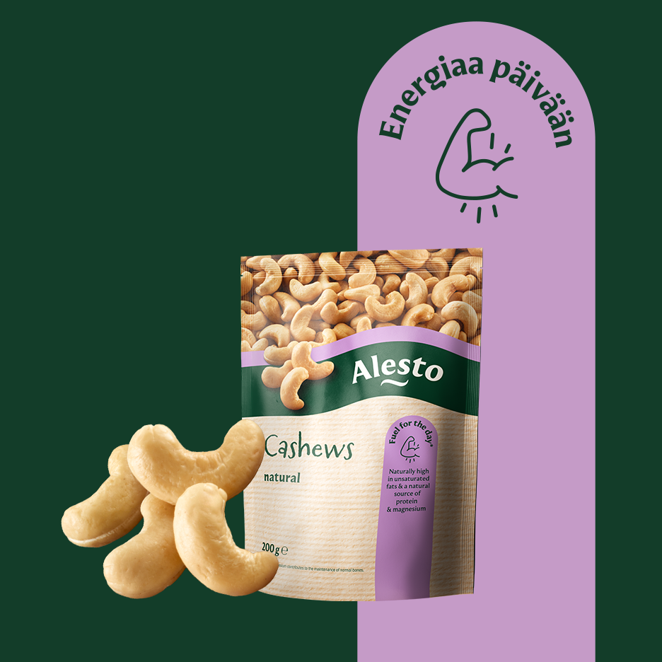 Pussi cashewpähkinöitä ja irtonaisia pähkinöitä tummanvihreällä ja violetilla taustalla. Teksti: Energiaa päivään.