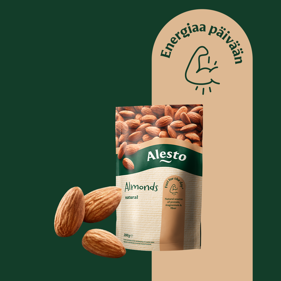 Pussi manteleita ja kolme irtonaista mantelia tummanvihreällä taustalla, jossa on beige kaari ja tekstiä.