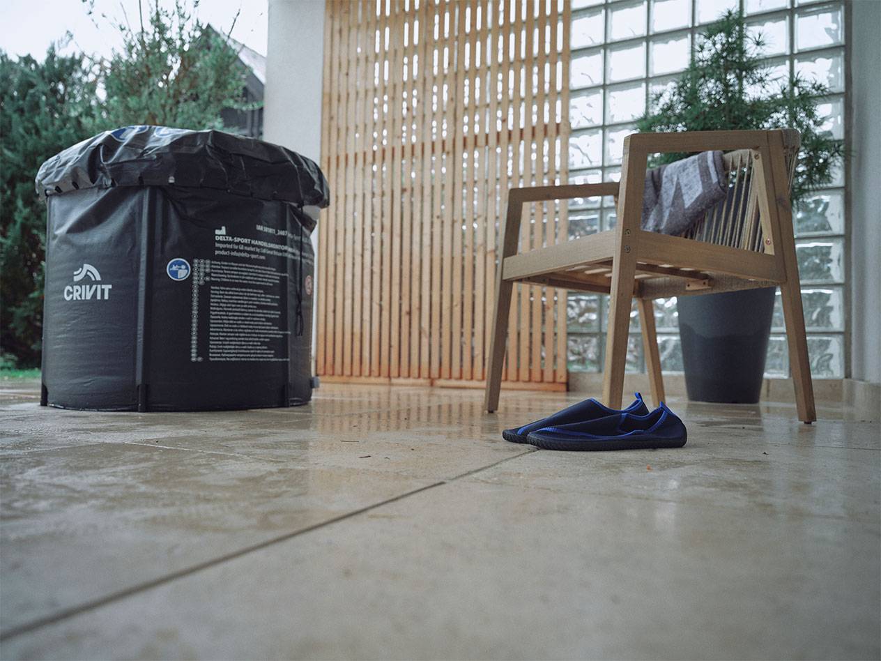 Crivit puhallettava uima-allas ja uimakengät terassilla.