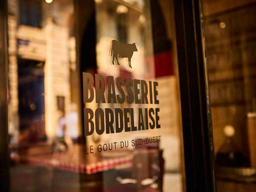 Brasserie Bordelaise -kyltti, jossa lehmän siluetti ja teksti 'Le Goût du Sud-Ouest'.