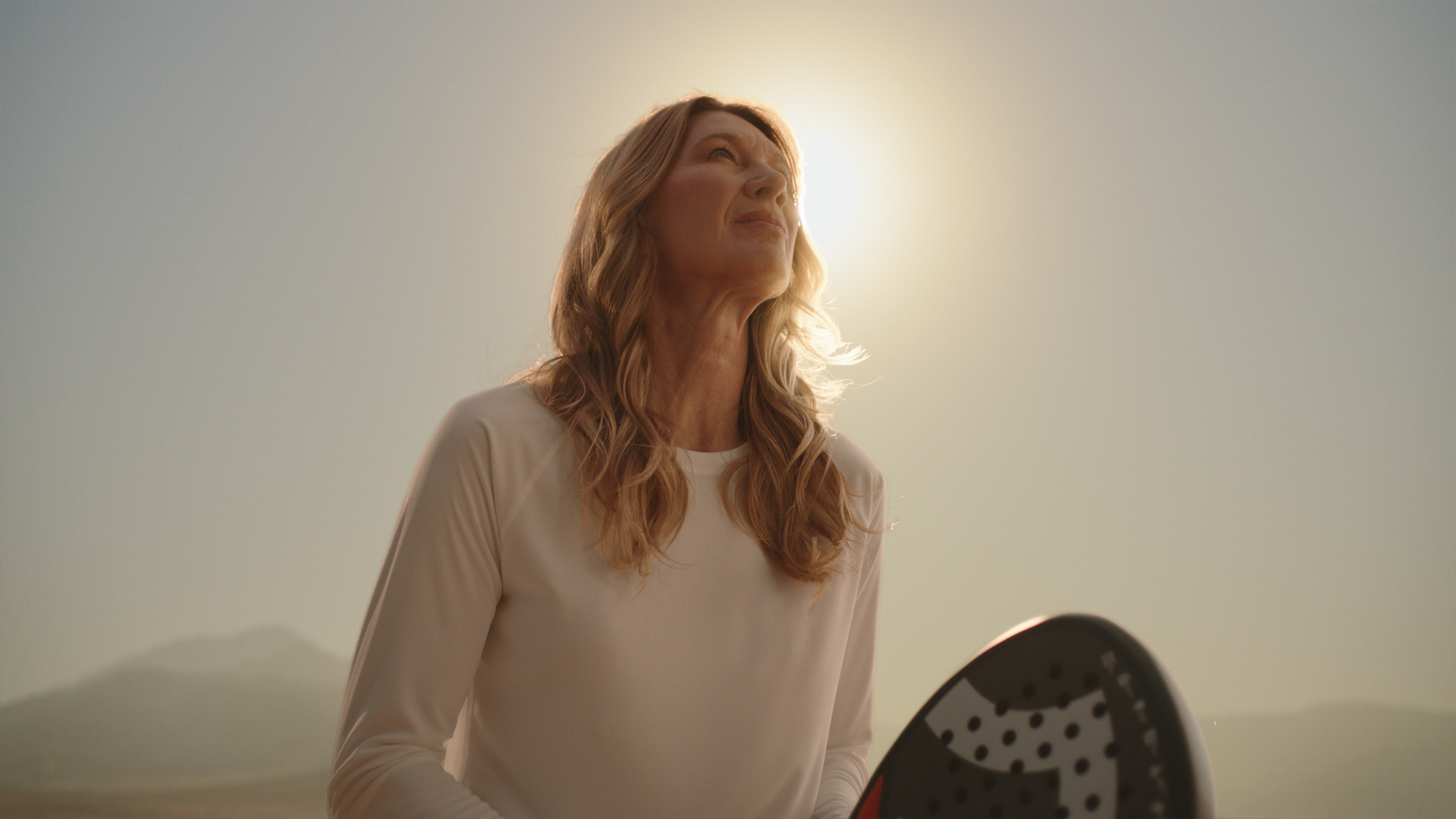 Tekoälyllä luotu - Stefanie Graf urheilupaidoissa padel-mailan kanssa
