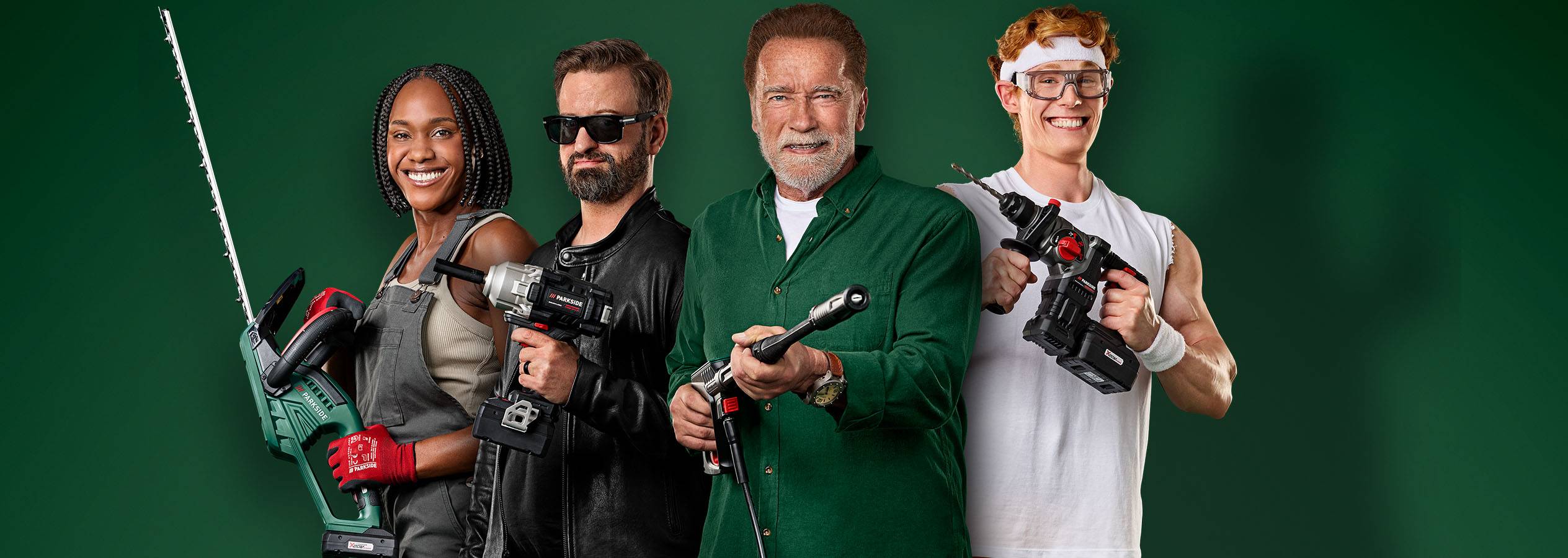 Neljä ihmistä, mukaan lukien Arnold Schwarzenegger, esittelee Parkside-sähkötyökaluja vihreällä taustalla.