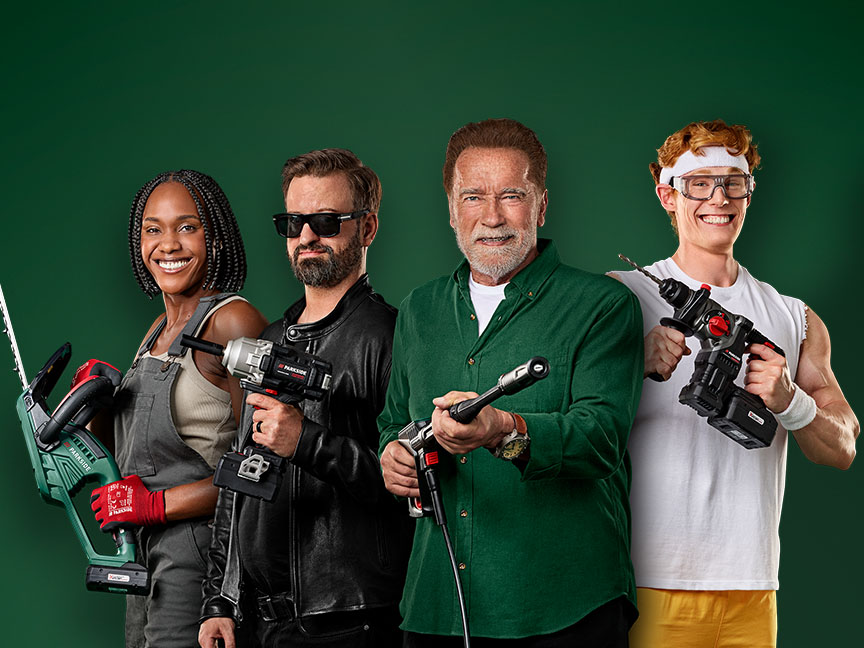 Neljä ihmistä, mukaan lukien Arnold Schwarzenegger, esittelee sähkötyökaluja, kuten moottorisahan ja porakoneen.