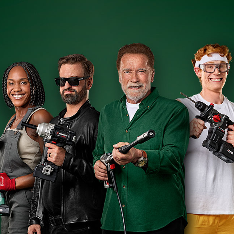 Neljä ihmistä, mukaan lukien Arnold Schwarzenegger, esittelevät Parkside-työkaluja vihreällä taustalla.