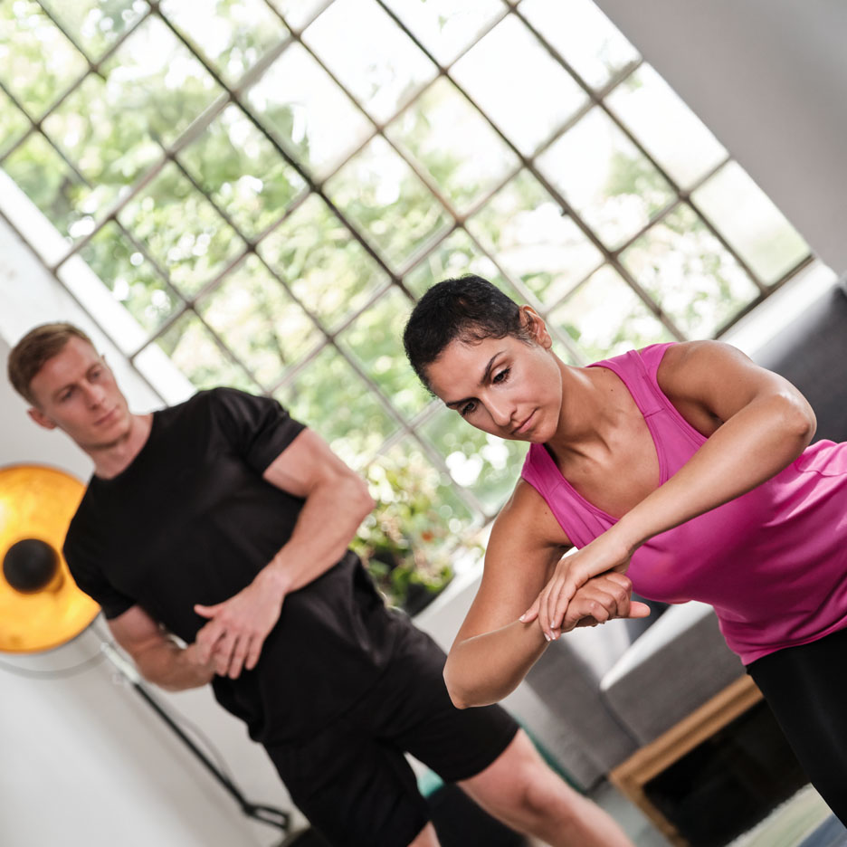 Nainen harjoittelee personal trainerin kanssa.
