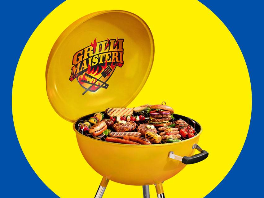 Keltainen pallogrilli täynnä erilaisia grilliruokia, kuten hampurilaisia, makkaroita ja kasviksia, sinisellä ja keltaisella taustalla. Grillin kannessa lukee 'GRILLI MAISTERI'.