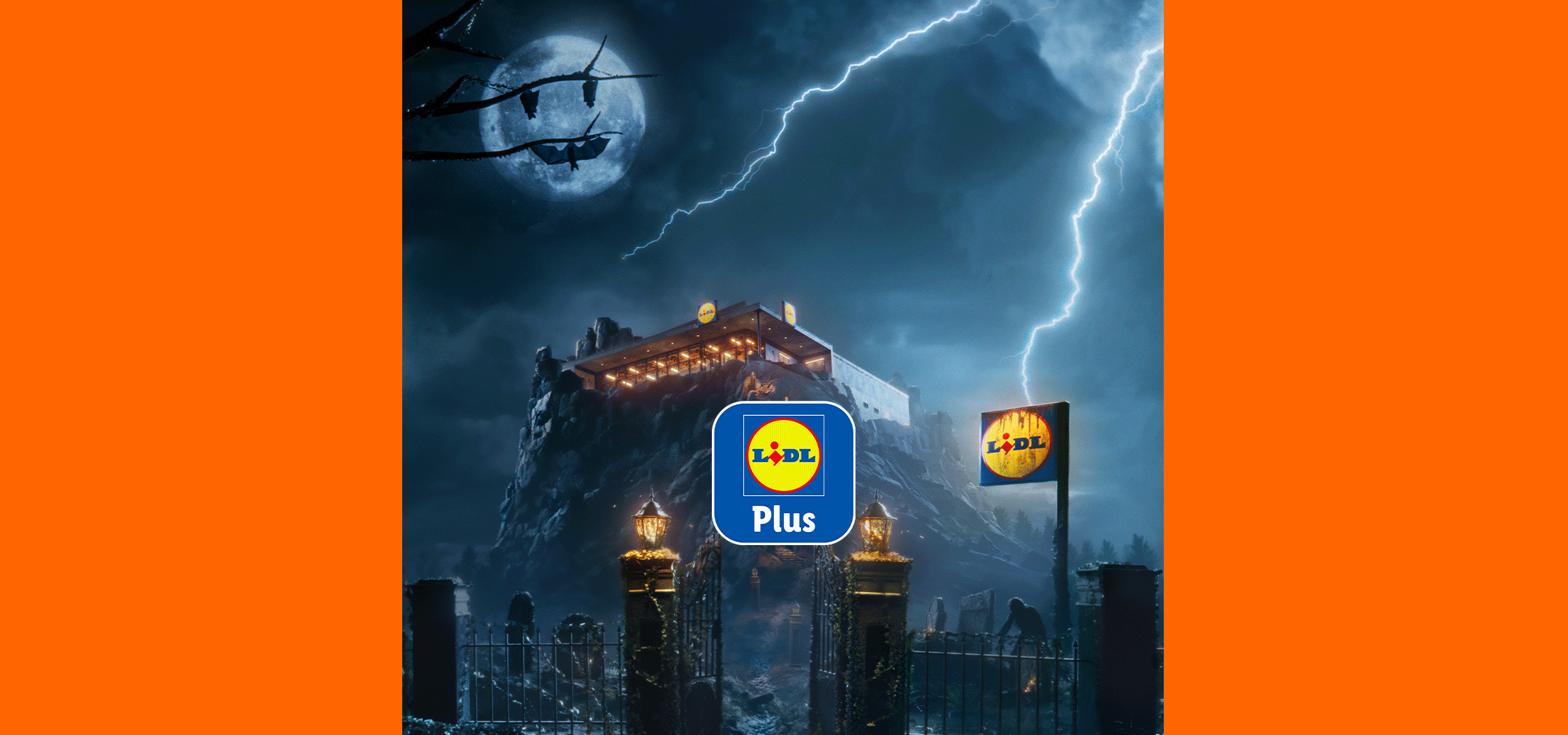 Lidl-myymälä kummitustalona, jossa on Halloween-logo ja Lidl Plus -sovelluksen mainos.