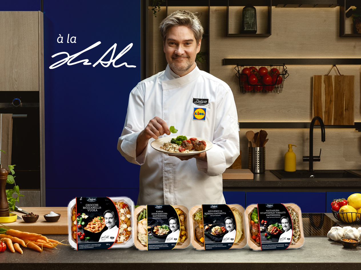 Kokki esittelee Lidl Deluxe -valmisruokia keittiössä.