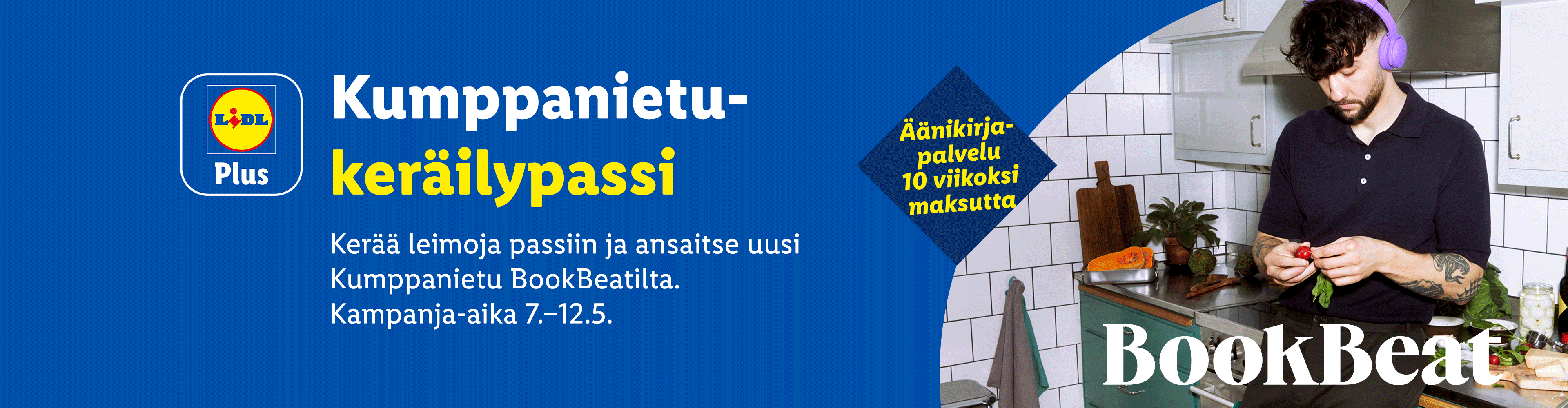 Lidl Plus -kumppanietukeräilypassi tarjoaa äänikirjapalvelun 10 viikoksi maksutta, mies kuuntelee kuulokkeilla keittiössä.
