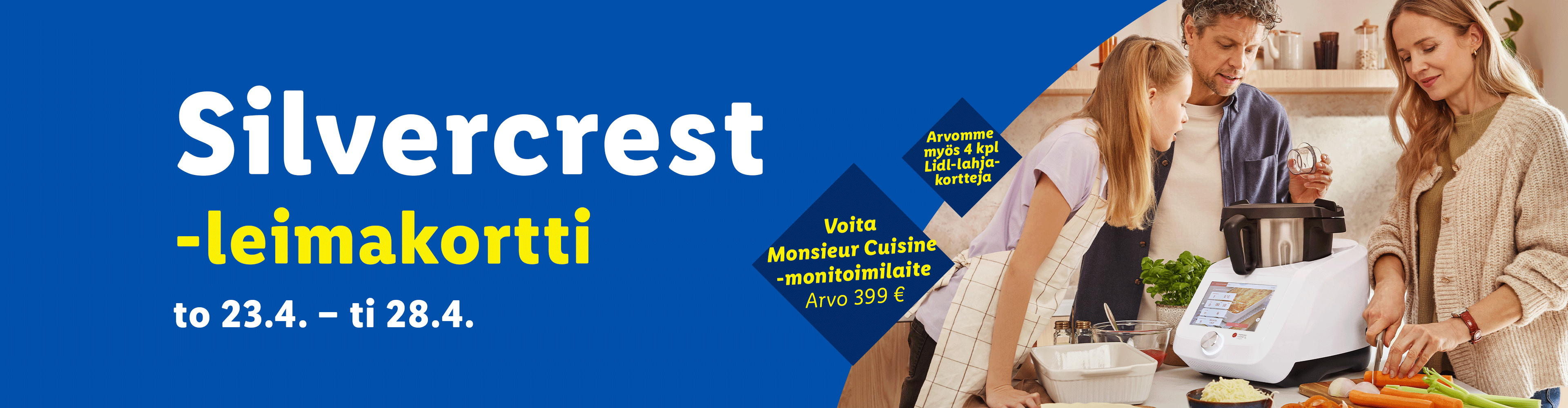 Perhe valmistaa ruokaa keittiössä monitoimikoneen ja tuoreiden vihannesten kanssa. Kampanja-aika ja palkinnot näkyvissä.