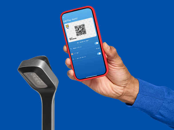 Käsi pitää puhelinta, jossa on Lidl Pay -kortti ja QR-koodi, modernin valaisimen vieressä.