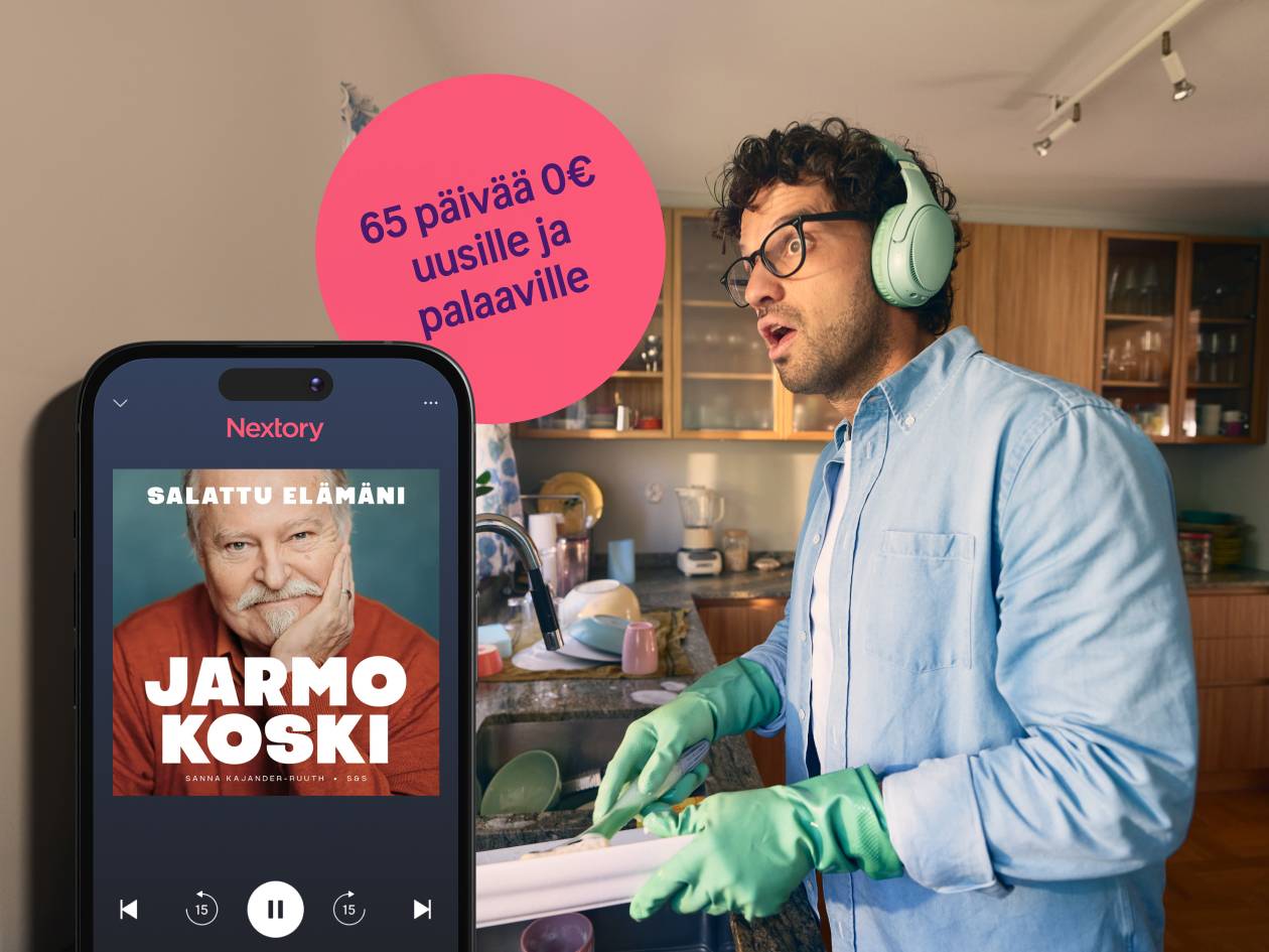 Mies tiskaa kuulokkeet päässä ja puhelimessa näkyy Nextory-sovellus.