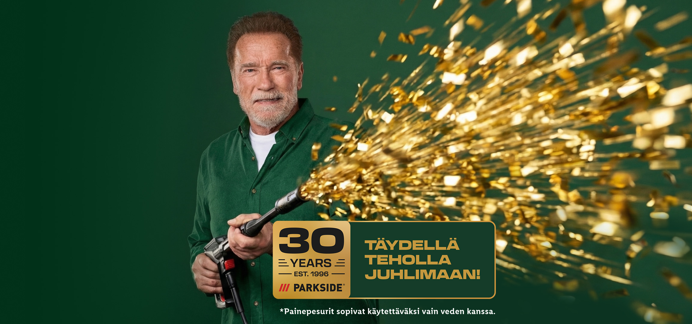 Mies ampuu konfettia painepesurilla, juhlistaa 30 vuotta.