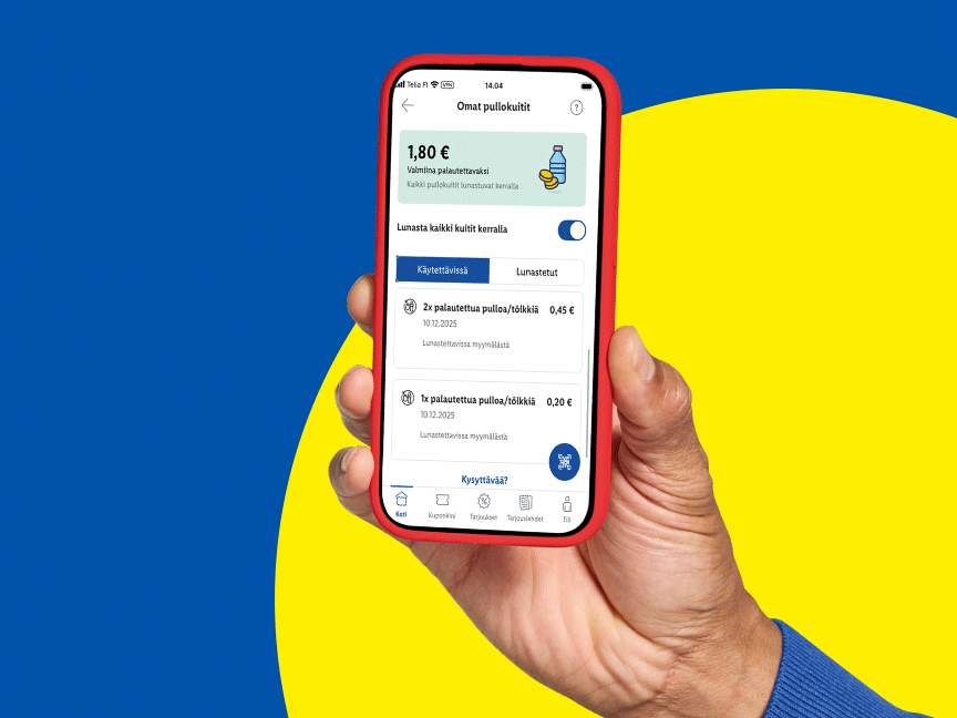 Käsi pitää puhelinta, jossa näkyy pullonpalautuskuitti Lidl Plus -sovelluksessa.