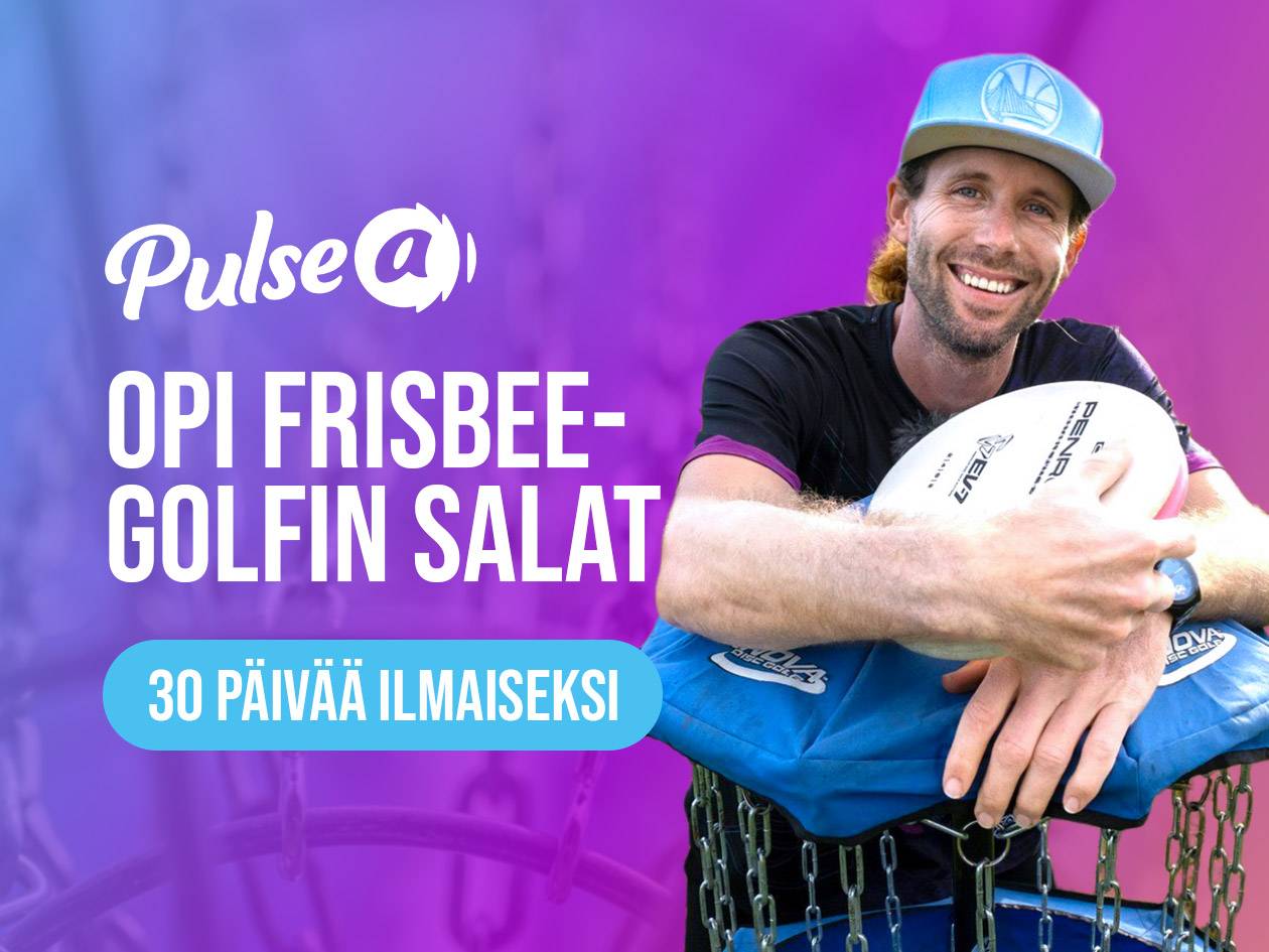 Mies pitelee frisbeegolfkiekkoa ja nojaa koriin. Teksti: Opi frisbeegolfin salat, 30 päivää ilmaiseksi.