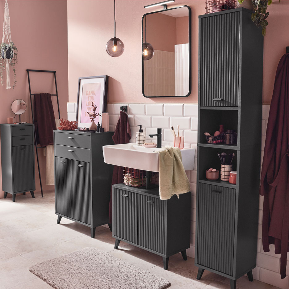 Moderni kylpyhuone tummanharmailla kalusteilla ja vaaleanpunaisilla yksityiskohdilla.