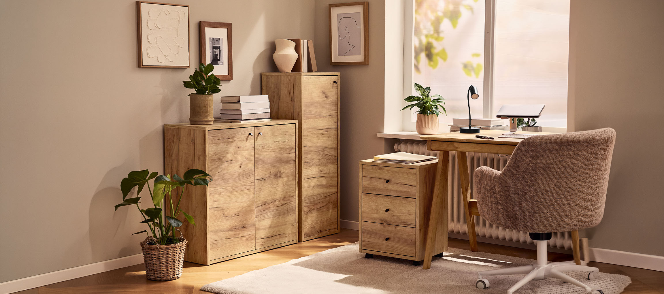 Kotitoimisto puukaapeilla, työpöydällä ja tuolilla, sisustettu kasveilla ja tauluilla.