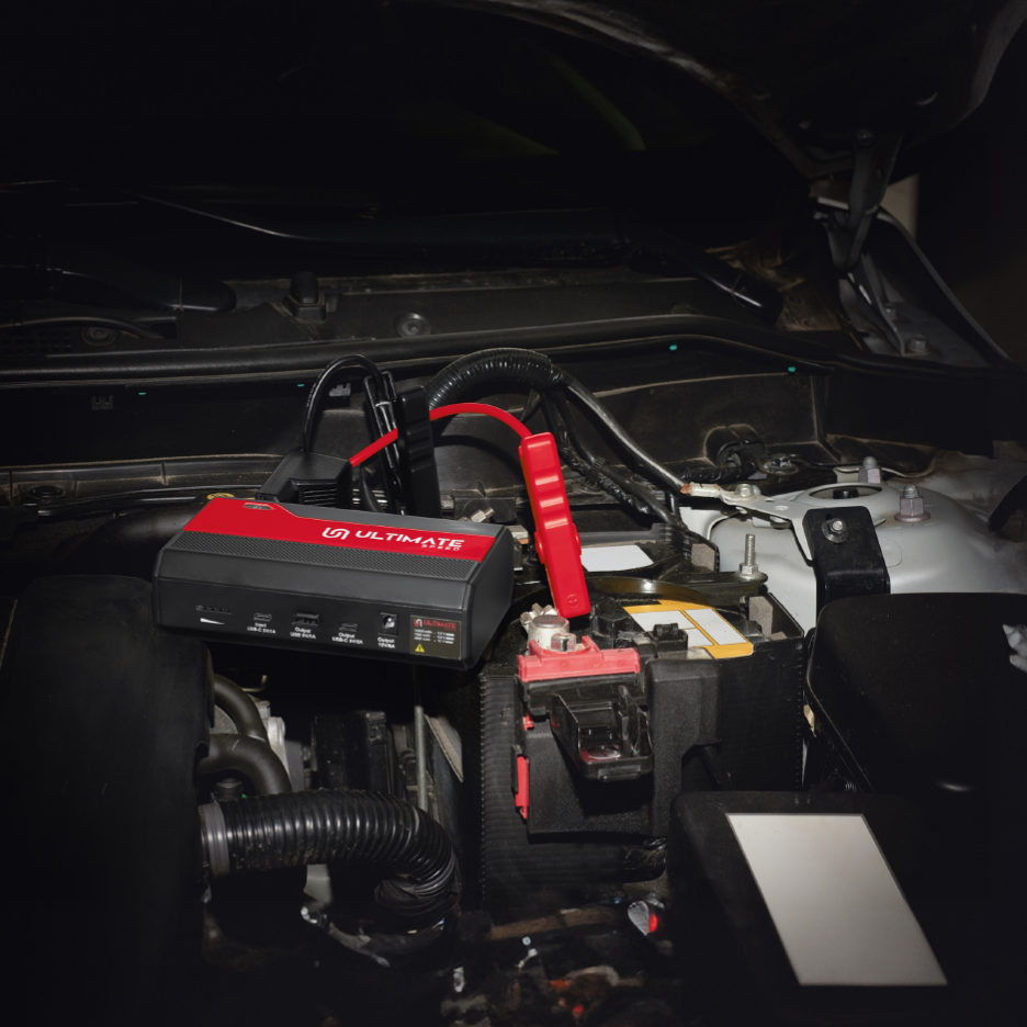 Ultimate-käynnistysapu kytkettynä auton akkuun moottoritilassa.