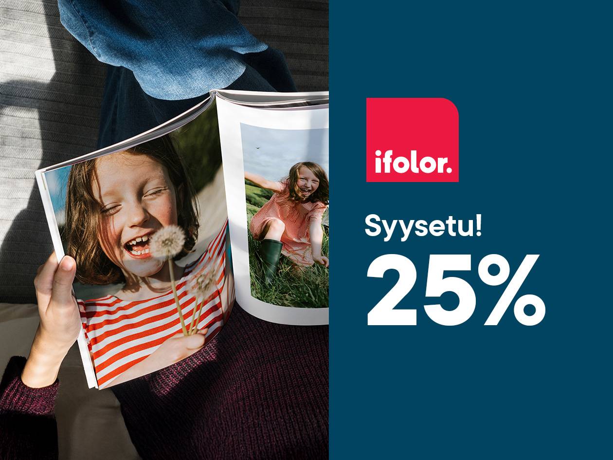 Henkilö selaa valokuvakirjaa, jossa on kuvia lapsista, ja mainos 25 % alennuksesta.