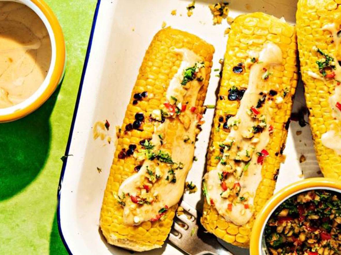 Grillattu maissi peanut-kastikkeella ja yrteillä.