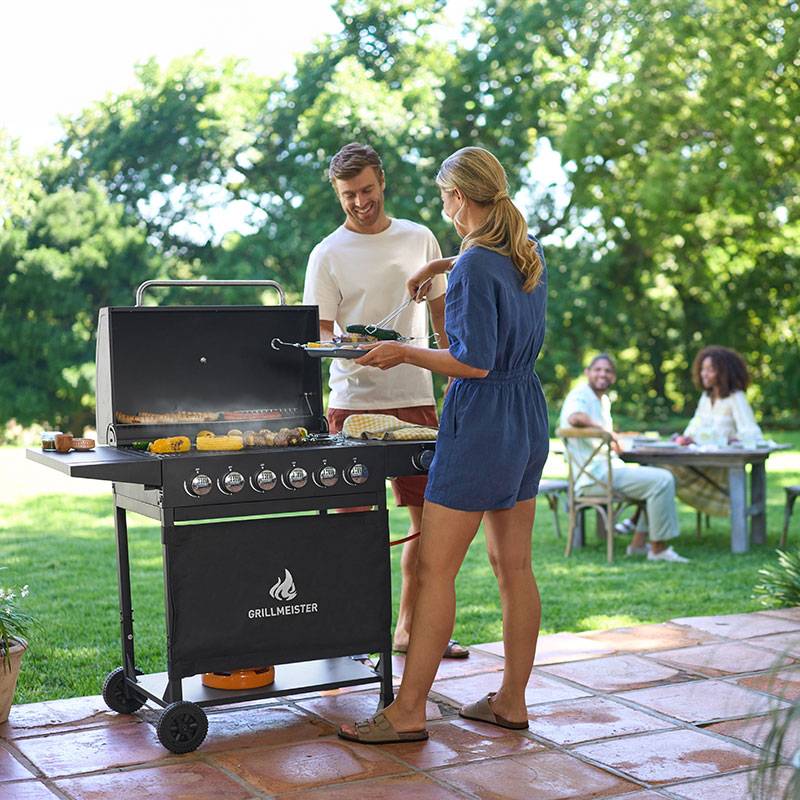 GrillMeister-kaasukeitin, 6 poltinta, ulkona.