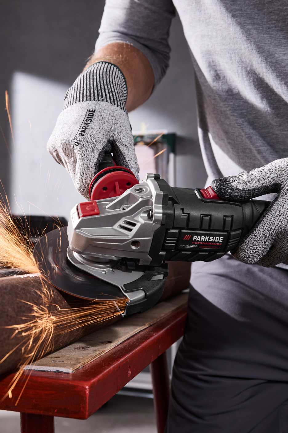 PARKSIDE-kulmahiomakone työstää metallia, kipinät lentävät.