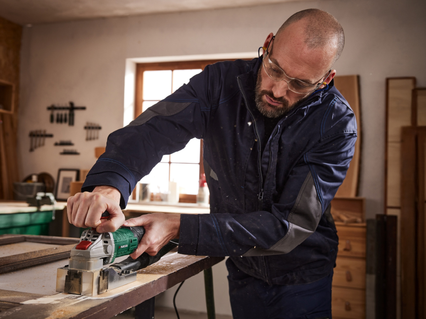 Bosch-merkkinen sähköhöylä on käytössä puusepän työpajassa.