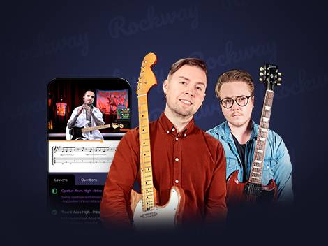 Kaksi miestä kitaroiden kanssa ja puhelinsovellus kitaratunneilla.