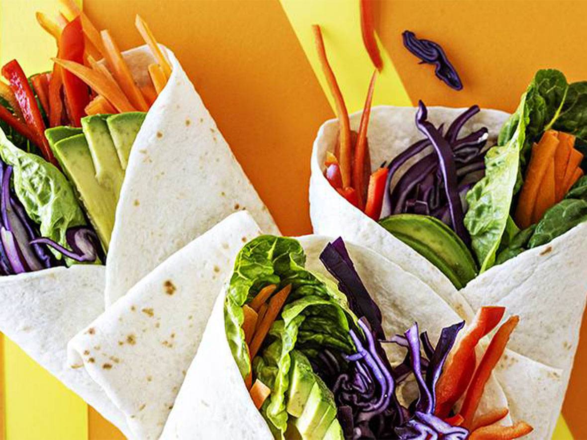 Vihanneswrapit: salaatti, avokado ja porkkana