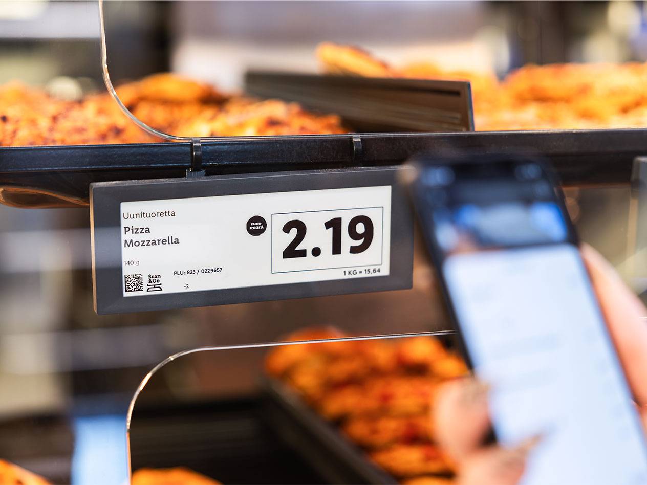 Uunituoretta mozzarellapizzaa myynnissä 2,19 € hintaan, asiakas skannaa puhelimella.