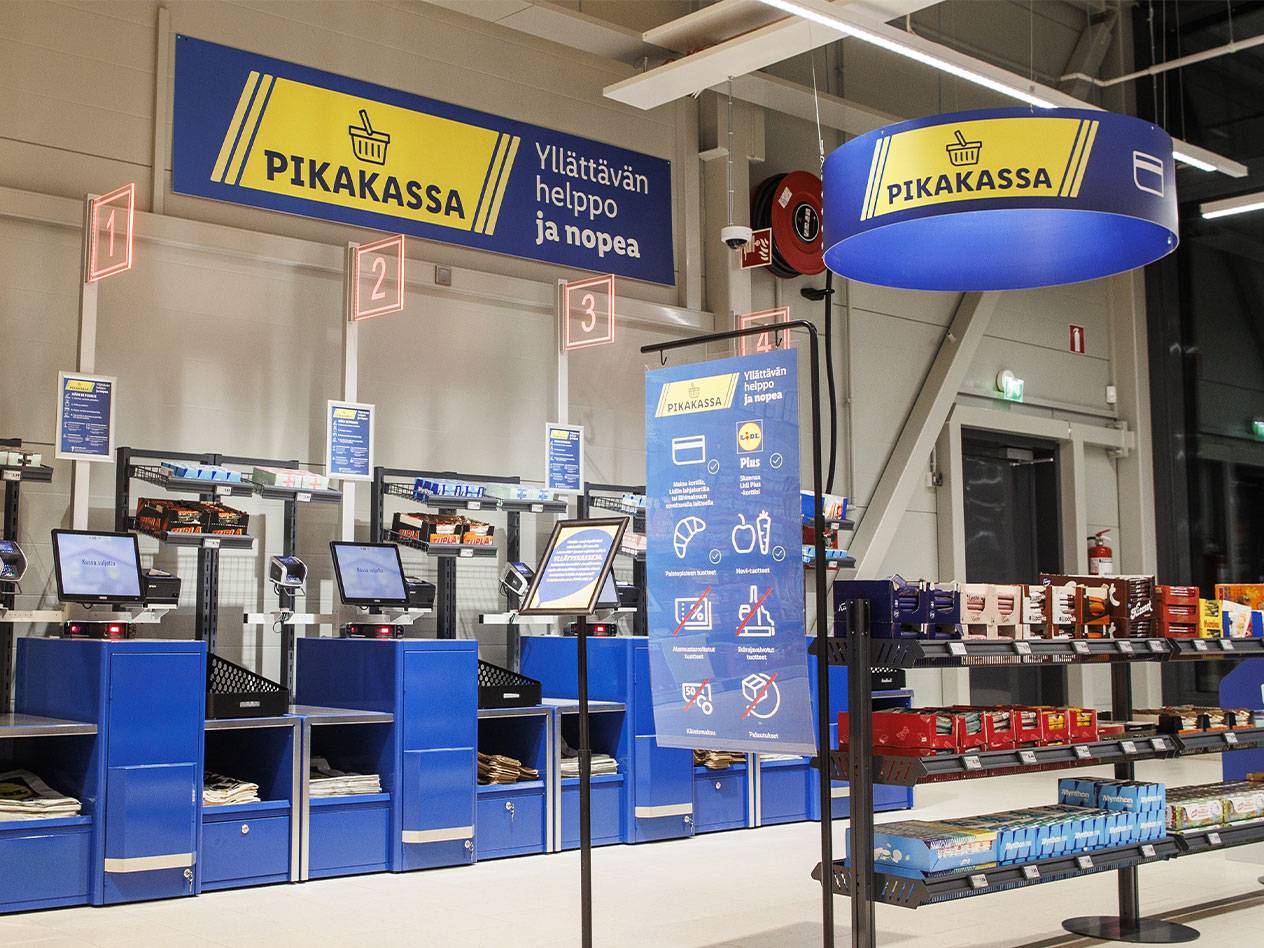 Itsepalvelukassat, joissa on opasteet ja mainoksia, jotka korostavat helppoutta ja nopeutta.